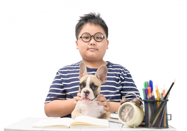 Gros garçon jouant mignon petit bouledogue français sur la table