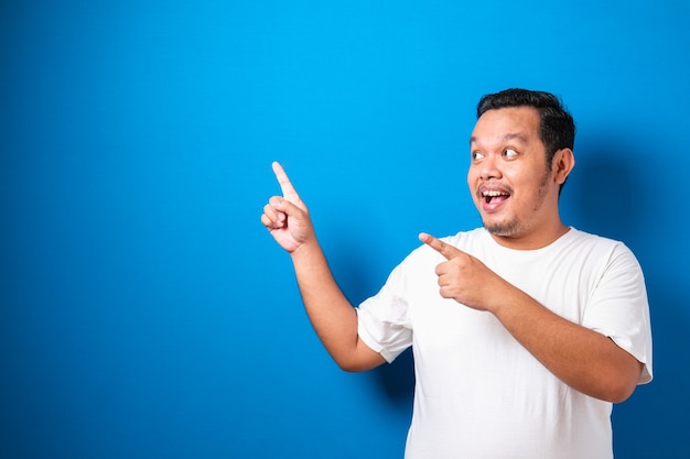 Gros gars asiatique portant un T-shirt blanc isolé