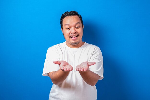 Gros gars asiatique portant un T-shirt blanc isolé