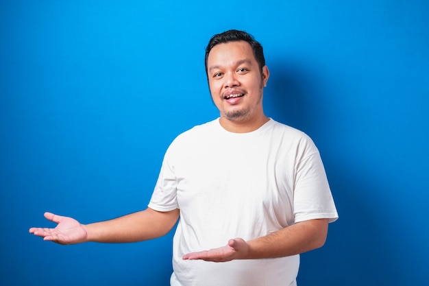 Gros gars asiatique portant un T-shirt blanc isolé