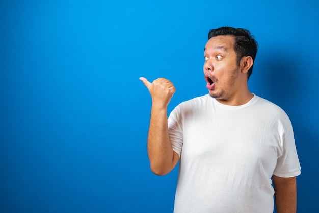 Gros gars asiatique portant un T-shirt blanc isolé