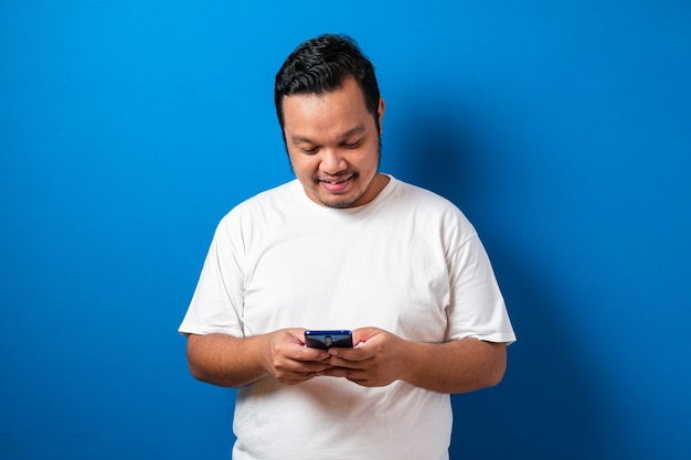 Gros gars asiatique portant un T-shirt blanc isolé