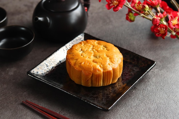 Gros gâteaux de lune avec fond noir. Mooncake est une boulangerie traditionnelle chinoise.