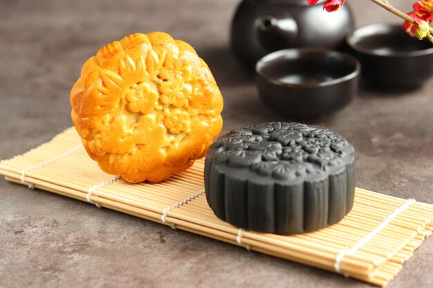 Gros gâteaux de lune avec fond noir. Mooncake est une boulangerie traditionnelle chinoise