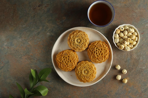 Gros gâteaux de lune avec fond noir. Mooncake est une boulangerie traditionnelle chinoise.