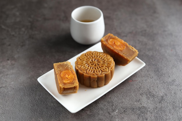 Gros gâteaux de lune avec fond noir. Mooncake est une boulangerie traditionnelle chinoise