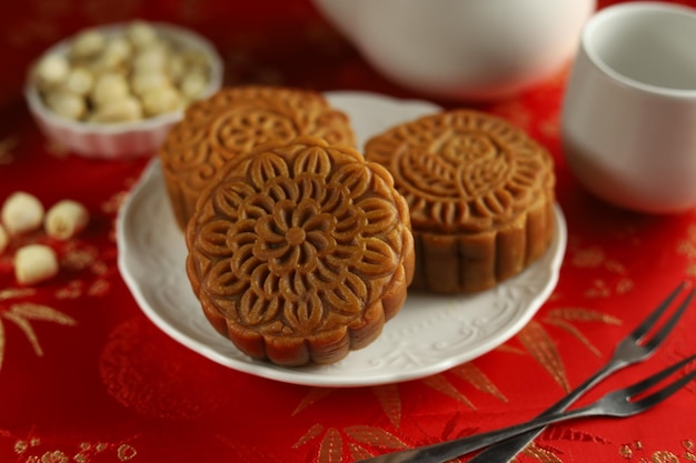 Gros gâteaux de lune avec fond rouge. Mooncake est une boulangerie traditionnelle chinoise