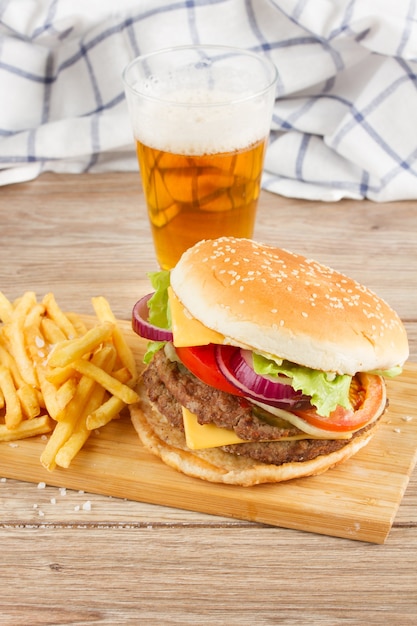 Gros hamburger frais avec verre de bière