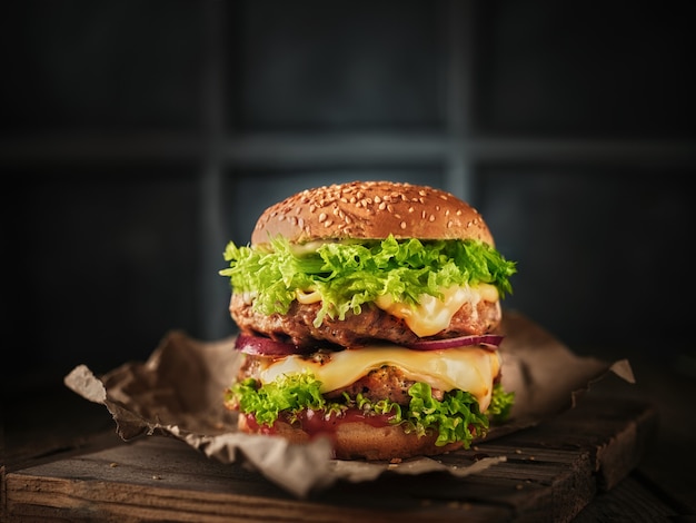 Gros hamburger sur la table