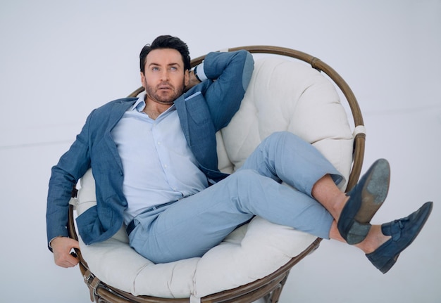 Gros homme d'affaires fatigué se reposant dans une chaise confortable photo avec espace de copie
