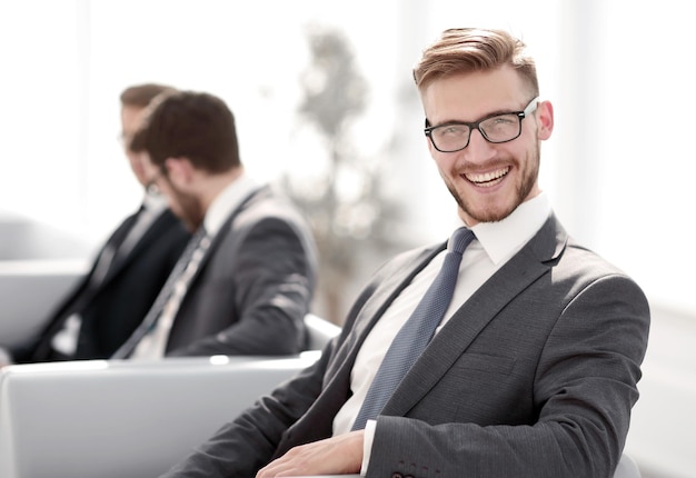 Gros homme d'affaires heureux assis dans un bureau moderne