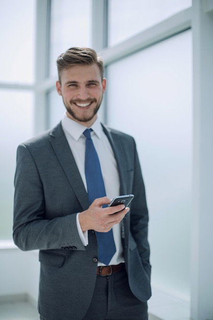 Gros homme d'affaires prospère sur le fond de la fenêtre du bureau