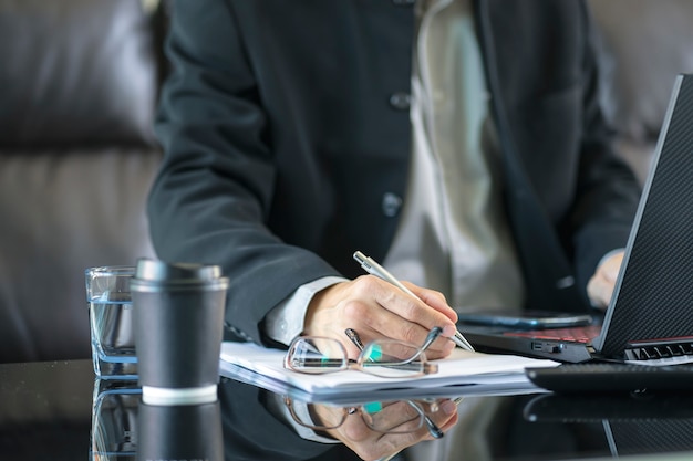 Gros homme d'affaires senior travaillant au bureau.