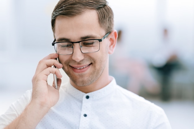 Gros Homme D'affaires Souriant Parlant Sur Son Smartphone. Concept D'entreprise