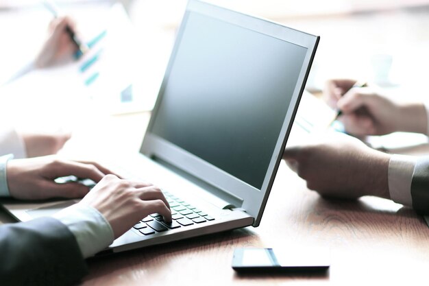 Gros homme d'affaires travaillant sur un ordinateur portable au bureau