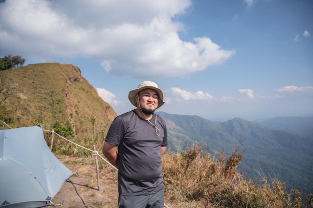 Gros homme asiatique avec belle vue sur la montagne khao san nok wua kanchanaburi