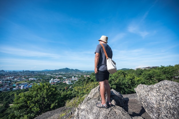 Un gros homme asiatique se tient sur le rocher au point de vue de Khao hin lek fai