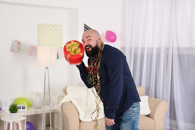 Photo gros homme drôle célébrant son anniversaire à la maison