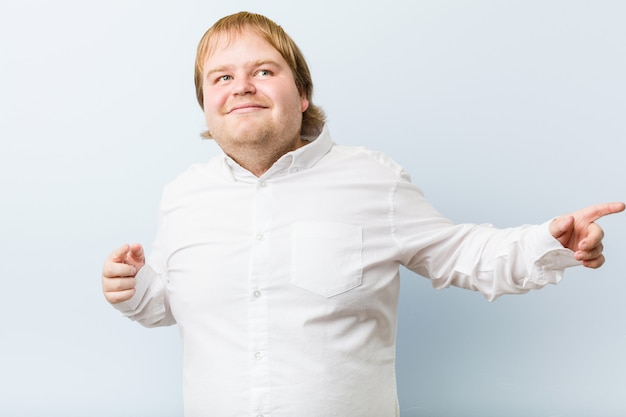 Gros homme rousse authentique gros danse et s'amuser.