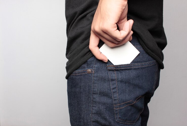 Photo gros homme tirant une carte sur sa poche arrière
