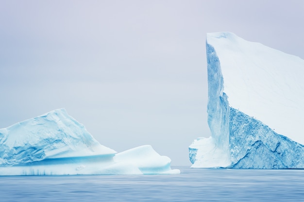 De gros icebergs dans le fjord glacé d'Ilulissat, dans l'ouest du Groenland