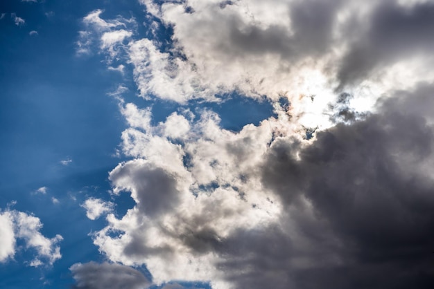 Gros et lourds nuages sur fond de ciel bleu