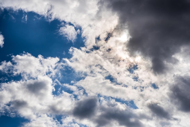 Gros et lourds nuages sur fond de ciel bleu