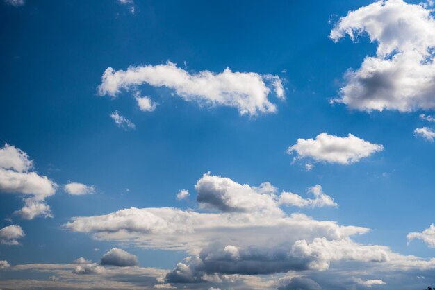 Gros et lourds nuages sur fond de ciel bleu