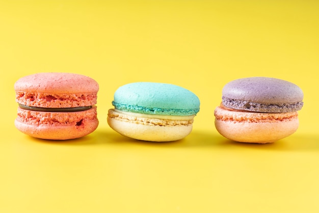 Gros macaron français sur fond jaune.