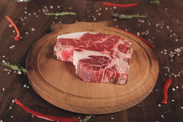 gros morceau de viande crue de boeuf prêt pour la cuisson