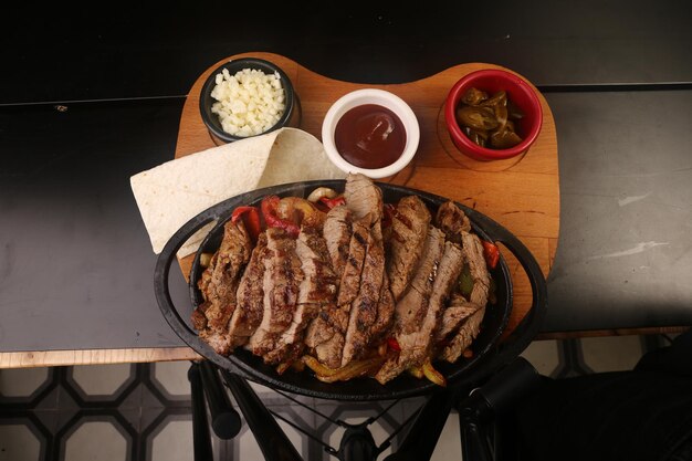 gros morceau de viande crue de boeuf prêt pour la cuisson