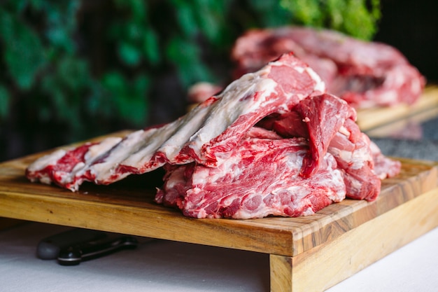 Un gros morceau de viande sur une table en pierre.