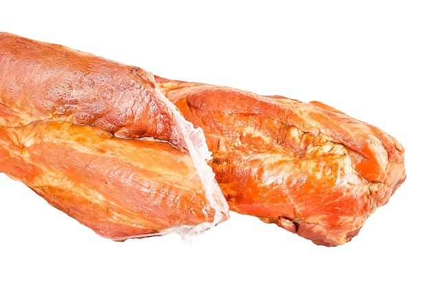 gros morceaux de viande de poulet fumé, boeuf, porc appétissant isolé sur fond blanc