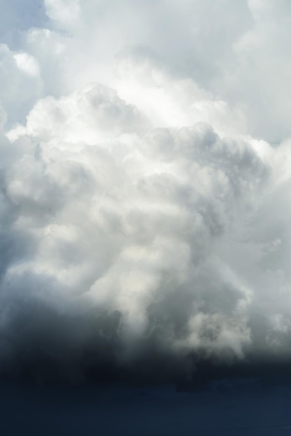 Un gros nuage d'orage pendait au sol