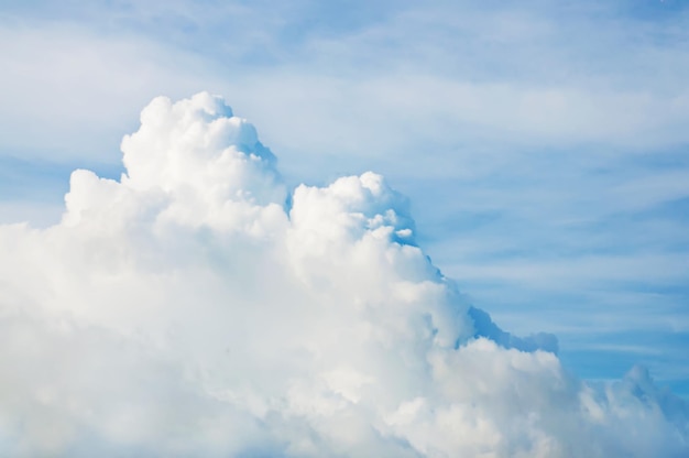 Gros nuage pelucheux contre le ciel bleu avec espace de copie