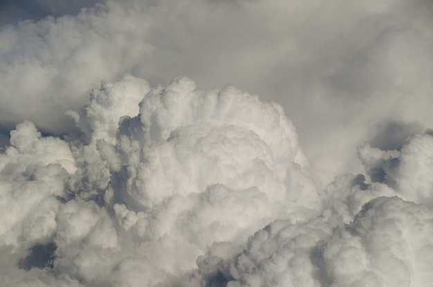 Gros nuages blancs d'avion