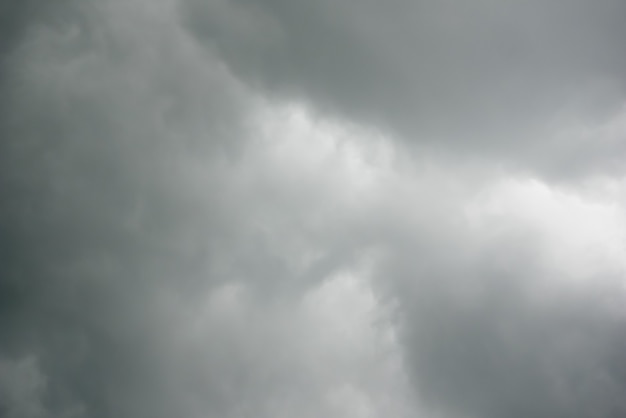 Gros nuages gris dans le ciel avant la pluie - Image