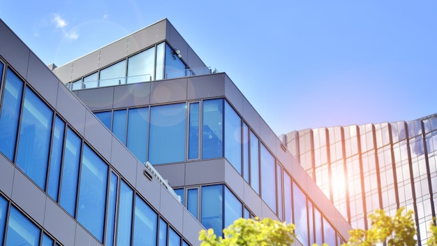 Gros plan abstrait de la façade vitrée d'un bâtiment moderne recouvert de verre réfléchissant