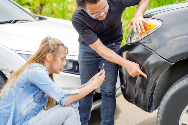 Gros plan sur un accident féminin pour prendre une photo pour une réclamation d'assurance Accident ou collision d'une voiture automatique