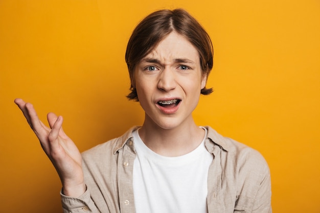 Gros plan d'un adolescent confus isolé debout