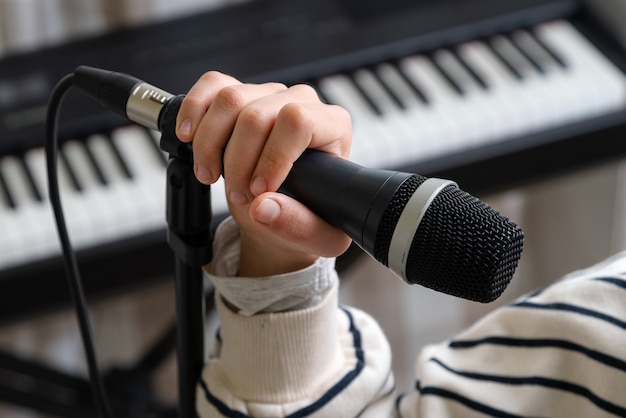 Gros plan de l'adolescent, enregistrement de la musique en studio à domicile.