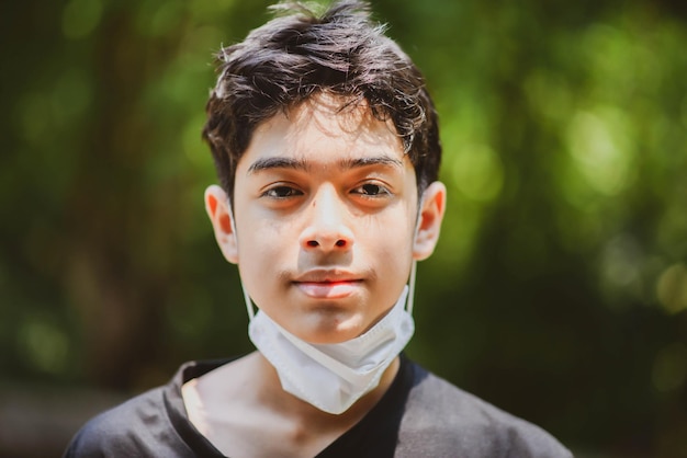 Photo gros plan sur un adolescent portant un masque avec le sourire