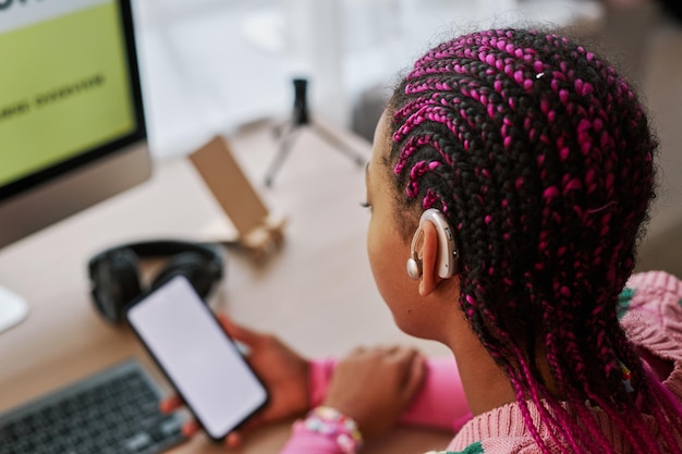 Gros plan adolescente noire portant des prothèses auditives