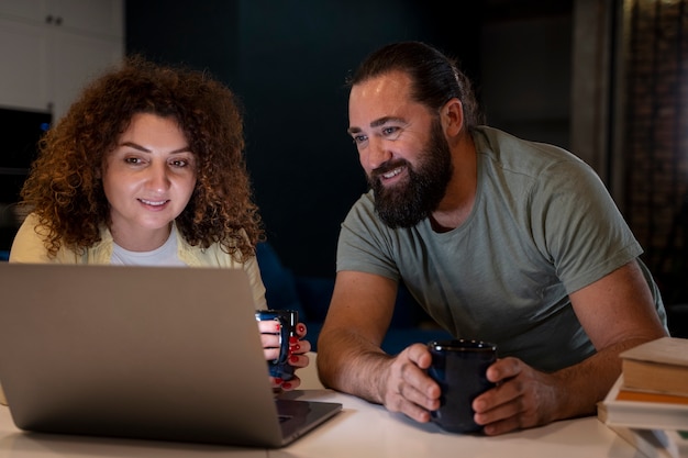 Gros plan sur des adultes travaillant ensemble la nuit