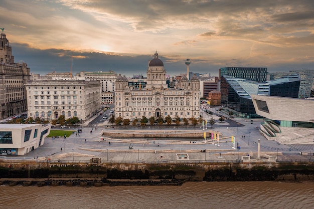 Gros plan aérien de la tour du Royal Liver Building à Liverpool, Royaume-Uni pendant le magnifique coucher de soleil.