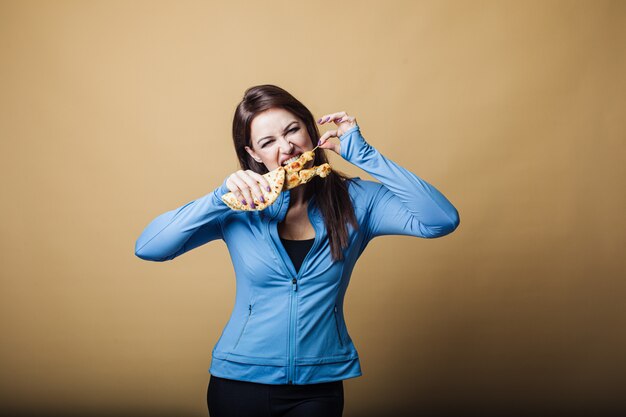 Gros plan, affamé, femme, manger, grand, sandwich