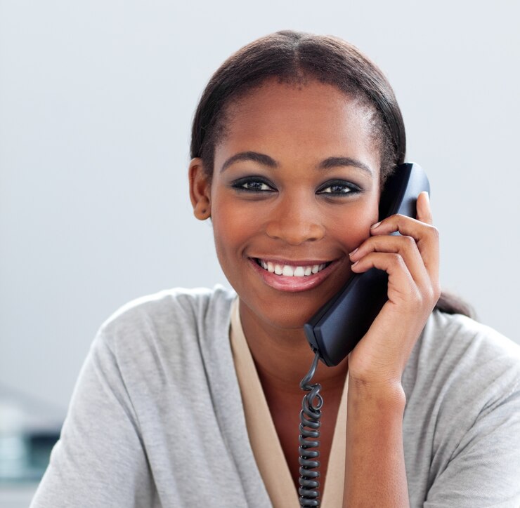 Gros plan, afro-américain, femme affaires, conversation, téléphone