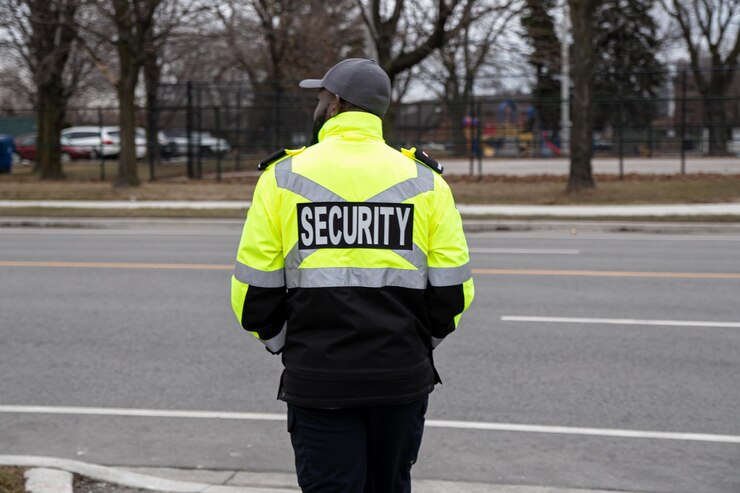 Photo gros plan d'un agent de sécurité surveillant le parking