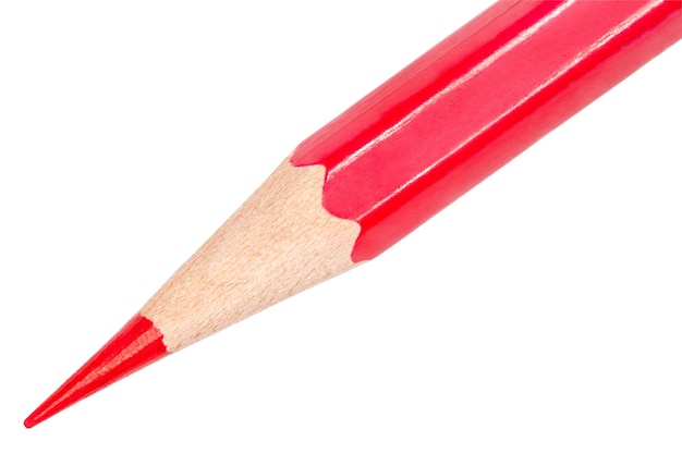 Gros plan aiguisé rouge crayon isolé sur fond blanc avec un tracé de détourage