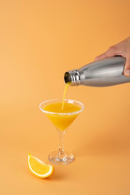 Gros plan sur les aliments cocktails dans un grand verre